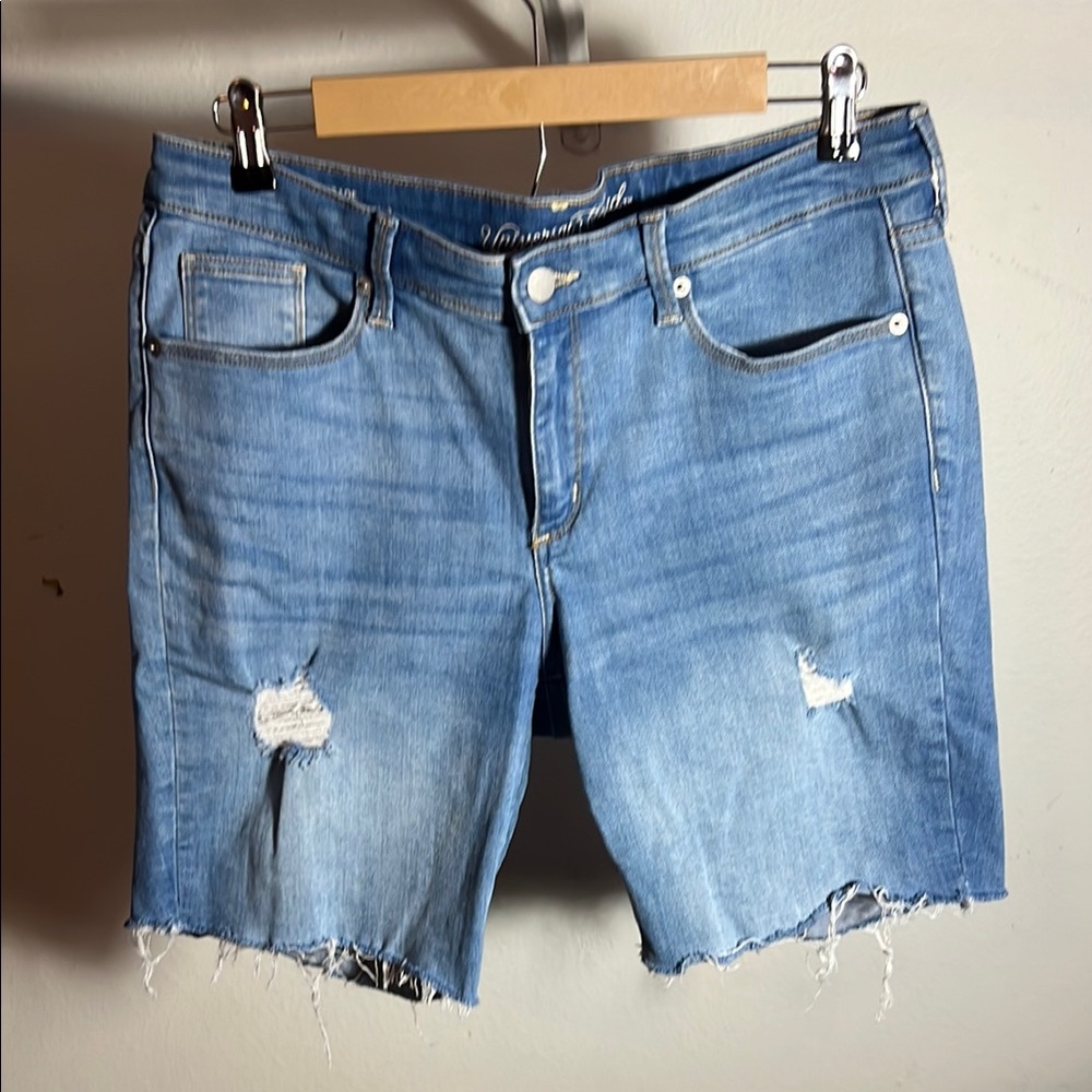 Universal Thread Mid Rise Denim Bermuda Shorts Light Wash Distressed Sz 12